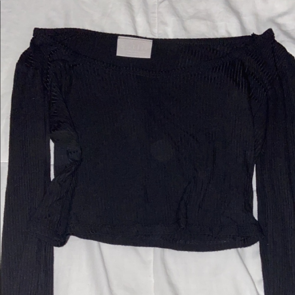 Black long sleeved crop top